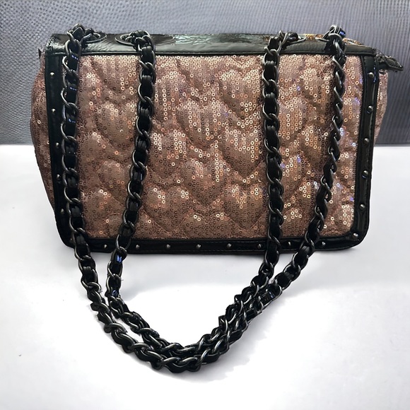Betsey Johnson Handbags - Betsey Johnson sequined quilted heart bag